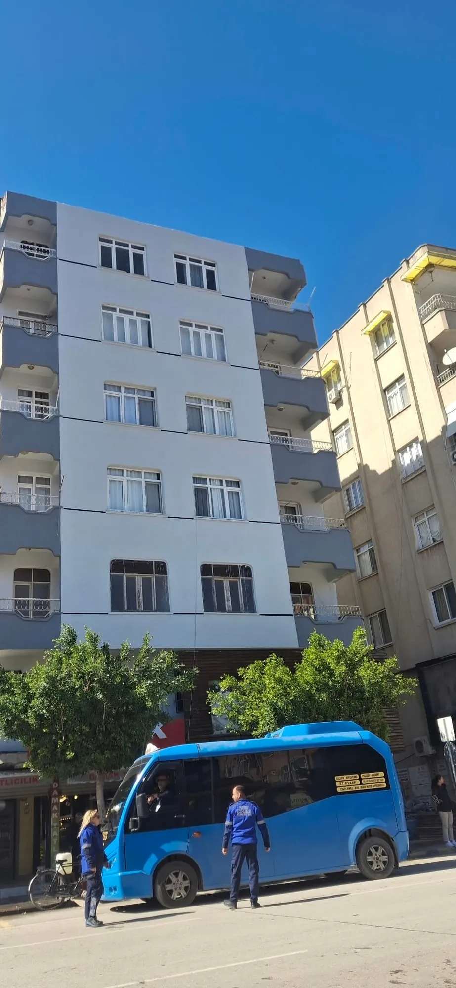 Açık gri tonlarında yenilenmiş çok katlı bina cephesi