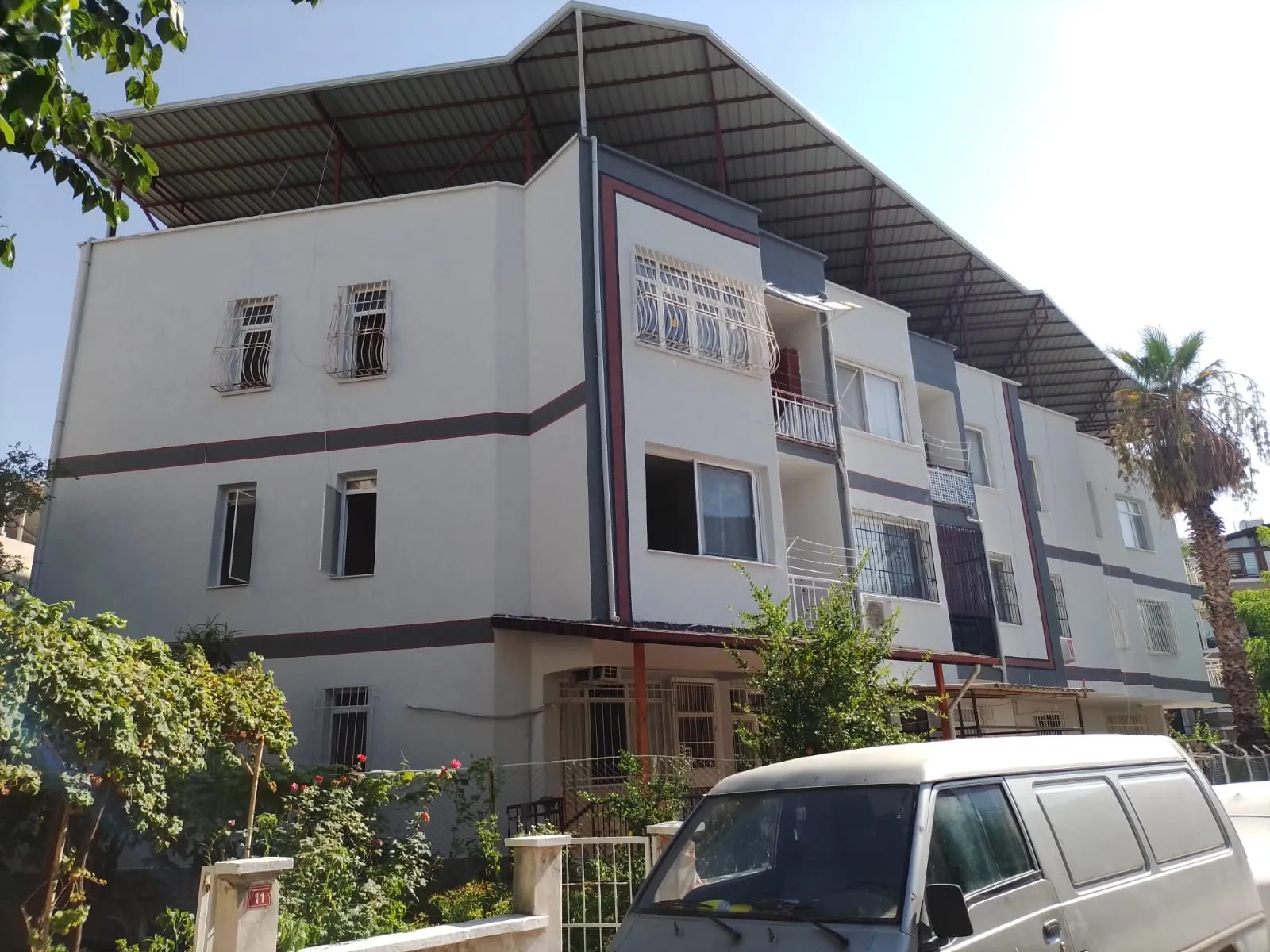 Çatı ve dış cephesi birlikte yenilenmiş bina