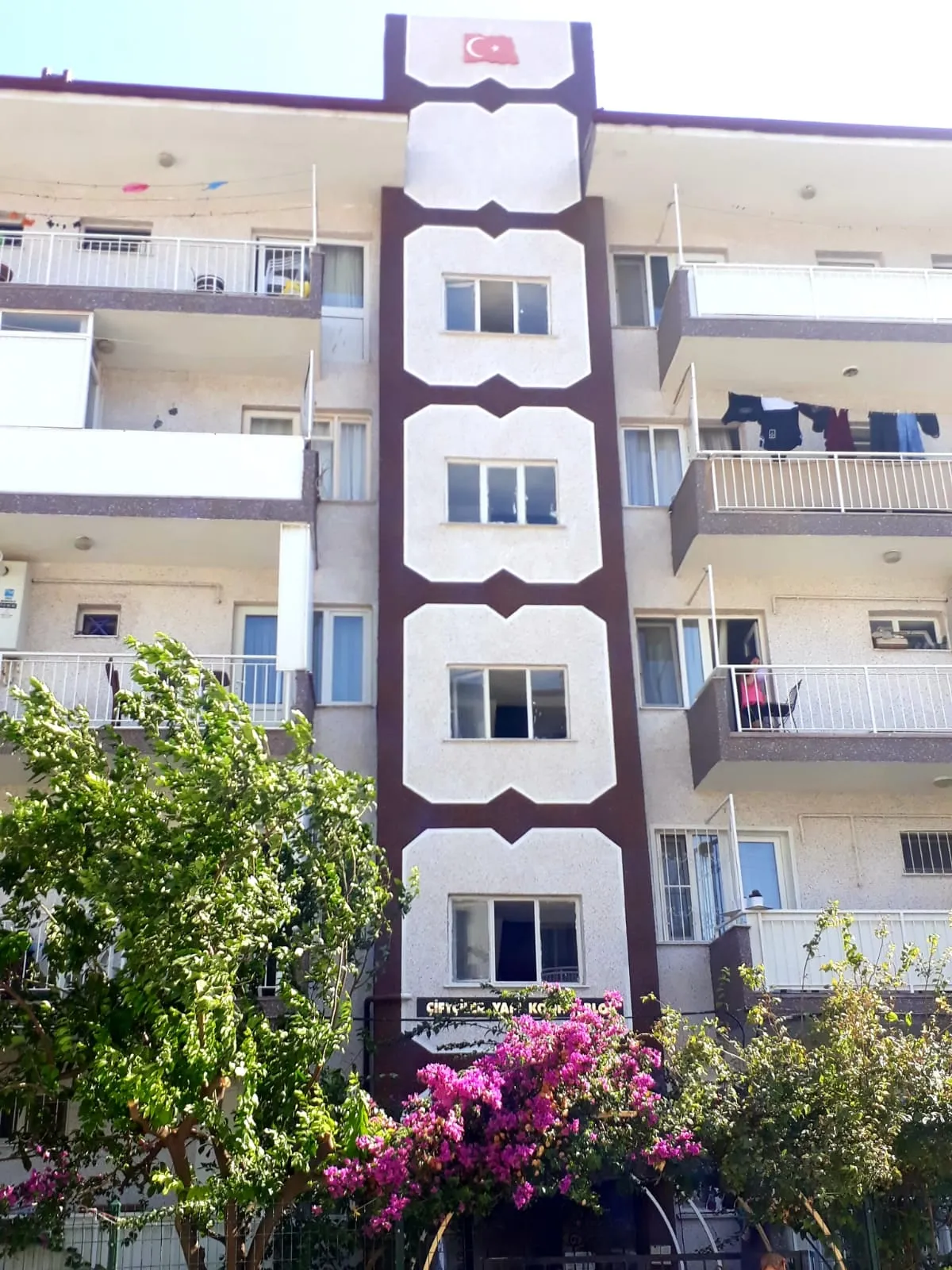 Apartman cephesinde dekoratif çerçeve deseni ve bayrak alanı uygulaması