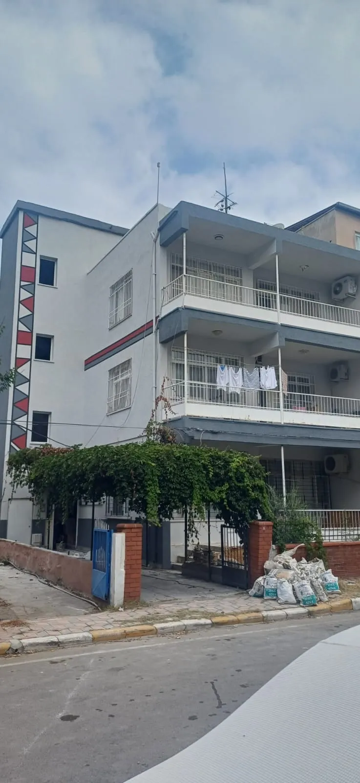Desenli dekoratif uygulama yapılmış apartman köşesi