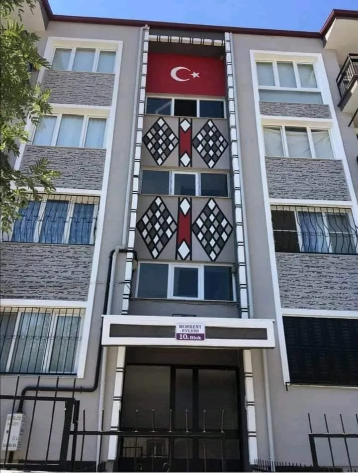 Bina girişi üzerinde siyah beyaz elmas desenli dekoratif cephe uygulaması