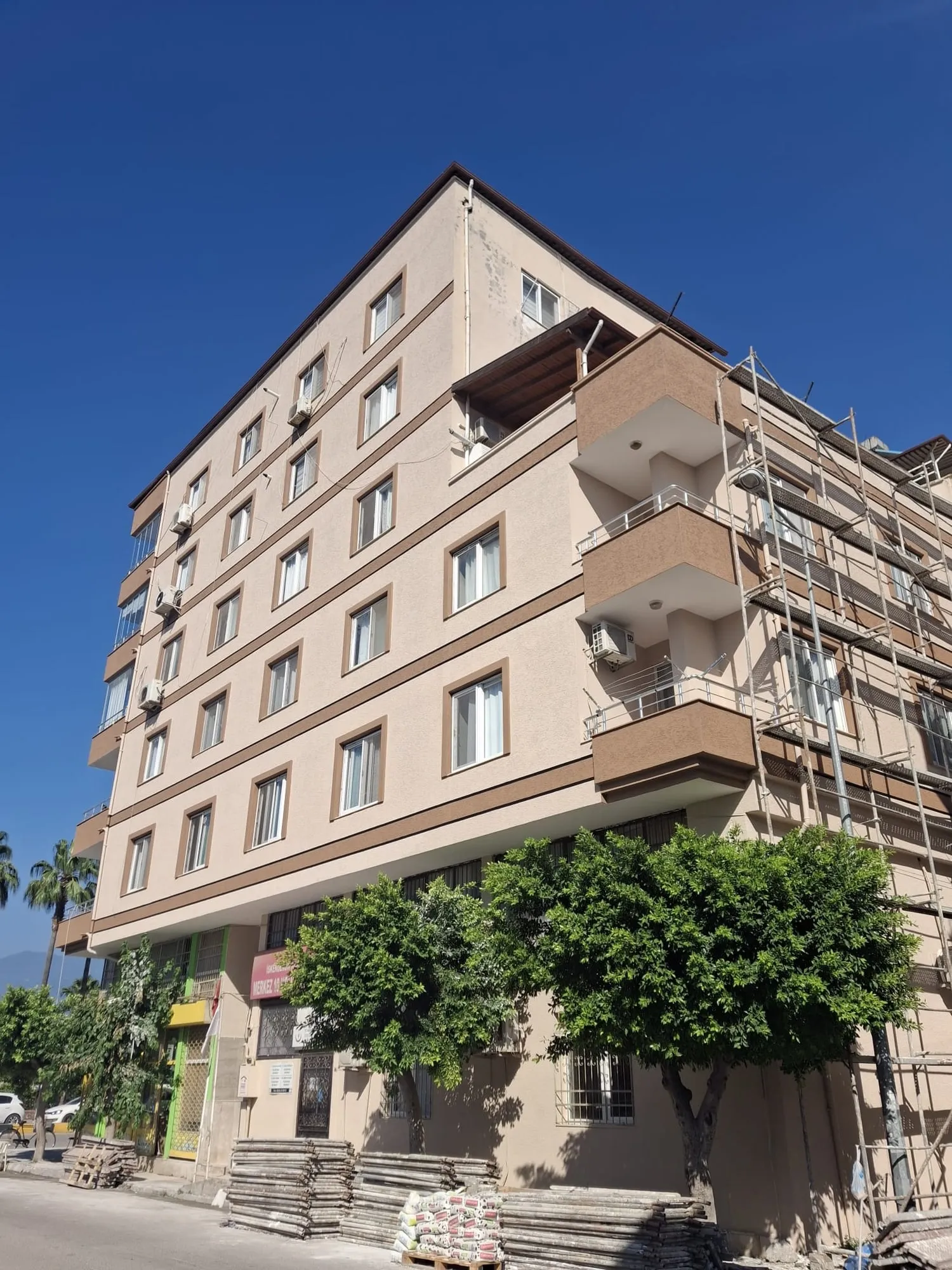 Cephe uygulaması biten binada iskele sökümü aşaması