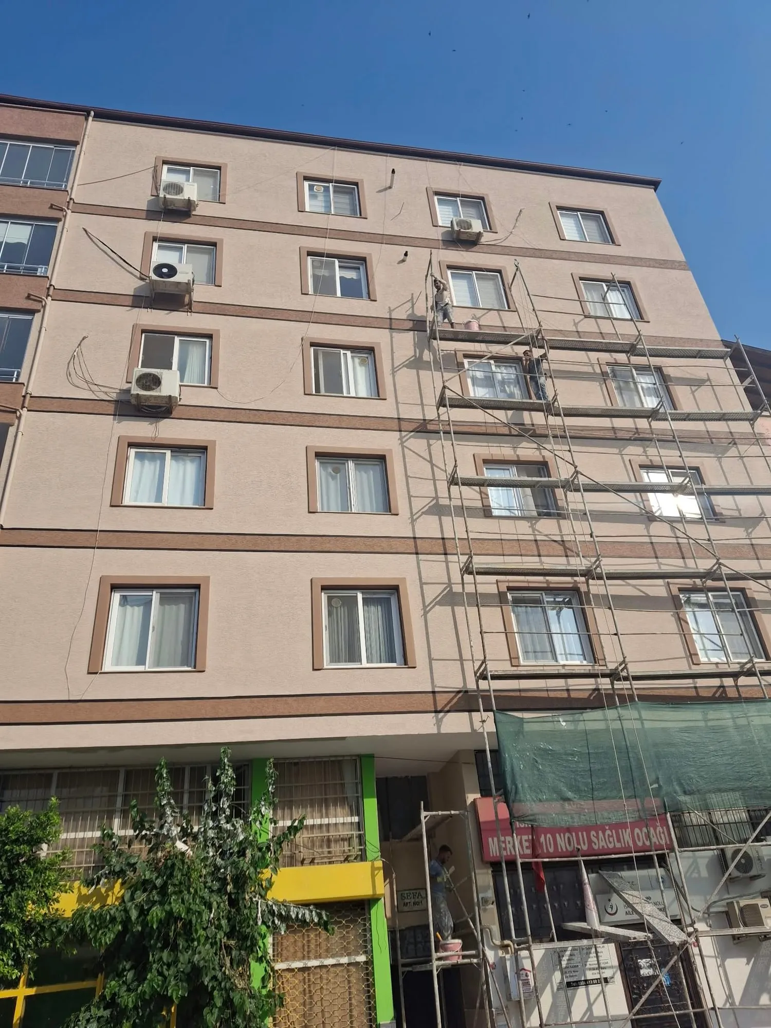 İskele üzerinde yürütülen cephe onarım ve yalıtım çalışması