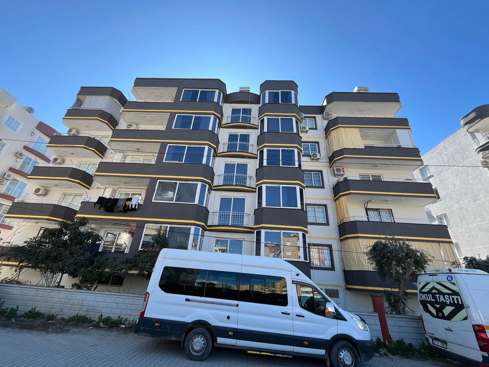 Kahverengi ve krem tonlarında yenilenmiş apartman dış cephesi