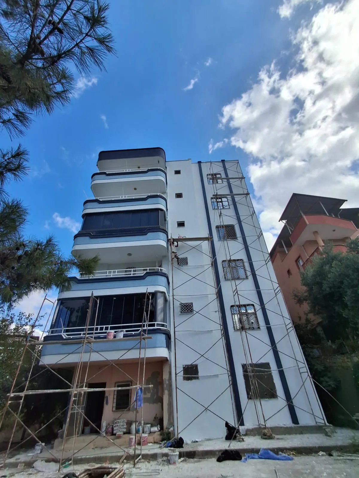 İskelesi kurulu, cephe uygulaması süren bina