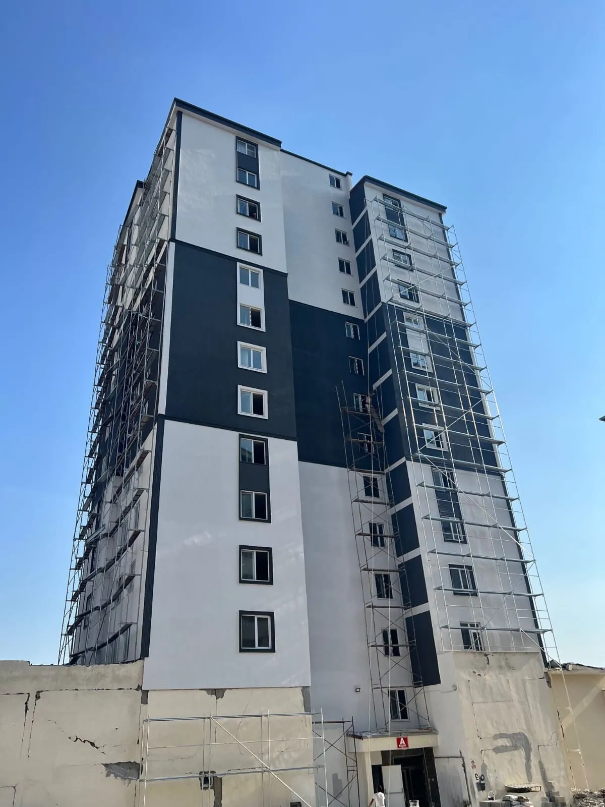 On iki katlı bloğun dış cephe yalıtım ve boya uygulaması